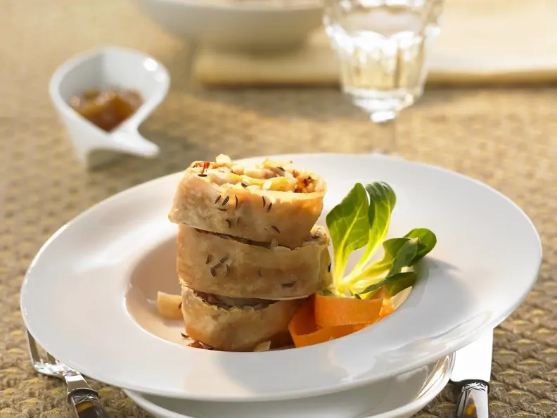 Krautstrudel vegetarisch mit Salat