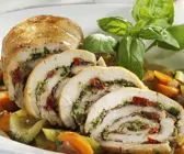 Putenrollbraten auf gemischtem Gemüse