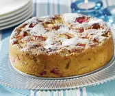 Saftiger Rhabarberkuchen mit Puderzucker bestaubt
