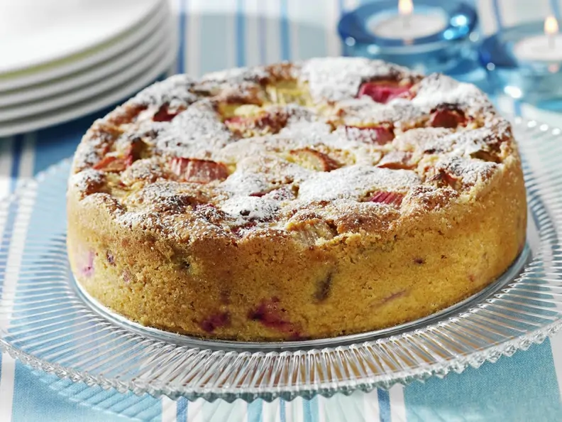 Saftiger Rhabarberkuchen mit Puderzucker bestaubt