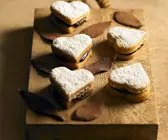 Herz-Kekse mit Schokofüllung