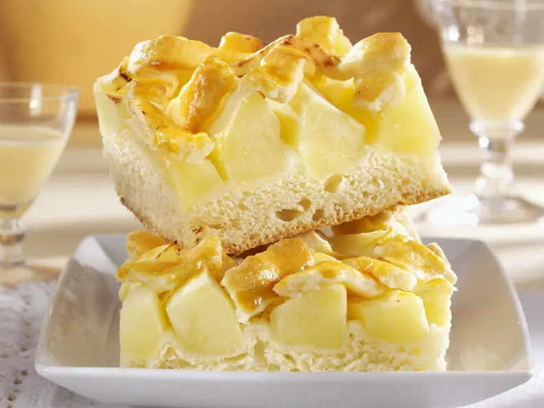 Apfelkuchen mit Gitter vom Blech