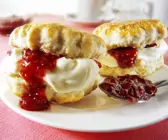Scones mit Konfitüre und Clotted Cream