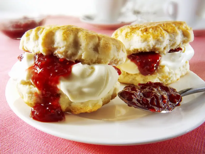 Scones mit Konfitüre und Clotted Cream