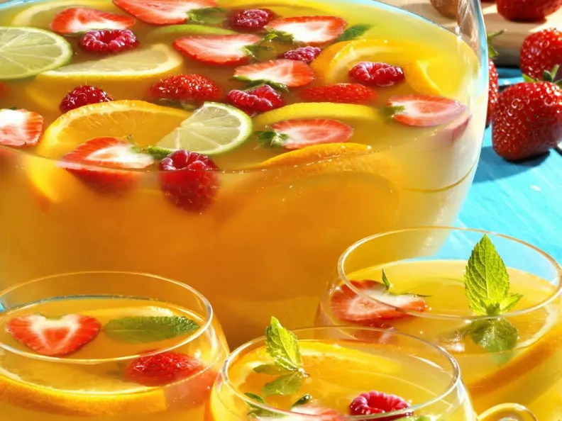 Zitruspunsch mit Beeren
