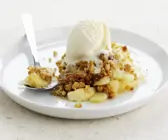 Apfel-Crumble mit Vanilleeis
