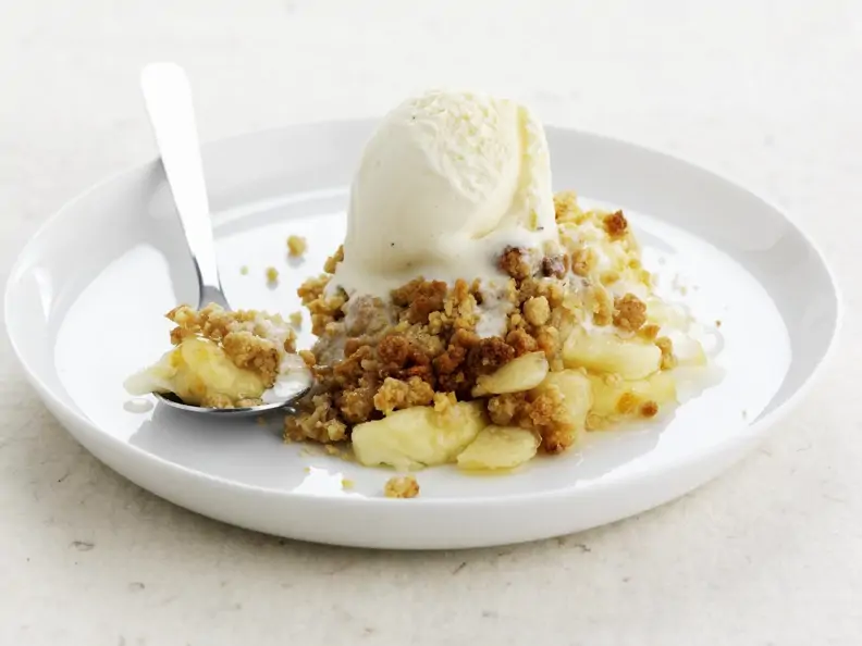 Apfel-Crumble mit Vanilleeis