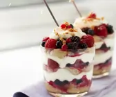 Trifle mit Beeren
