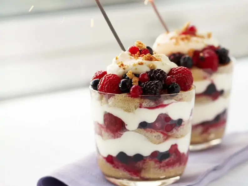 Trifle mit Beeren