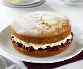 Biskuittorte mit Konfitüre-Creme-Füllung