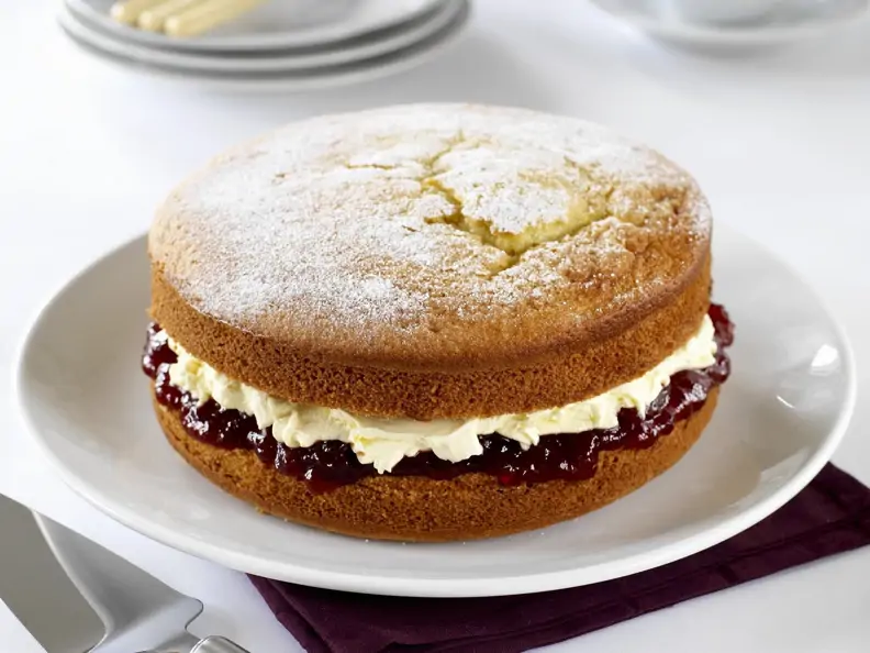Biskuittorte mit Konfitüre-Creme-Füllung