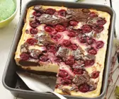 Marmorierter Käsekuchen mit Kirschen