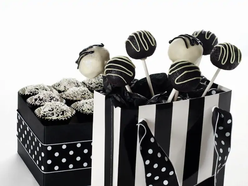 Cake Pops in schwarz und weiß