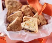 Mandelplätzchen mit Schokoladenfüllung