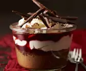 Dessert mit Mousse au Chocolat und Kirschkompott