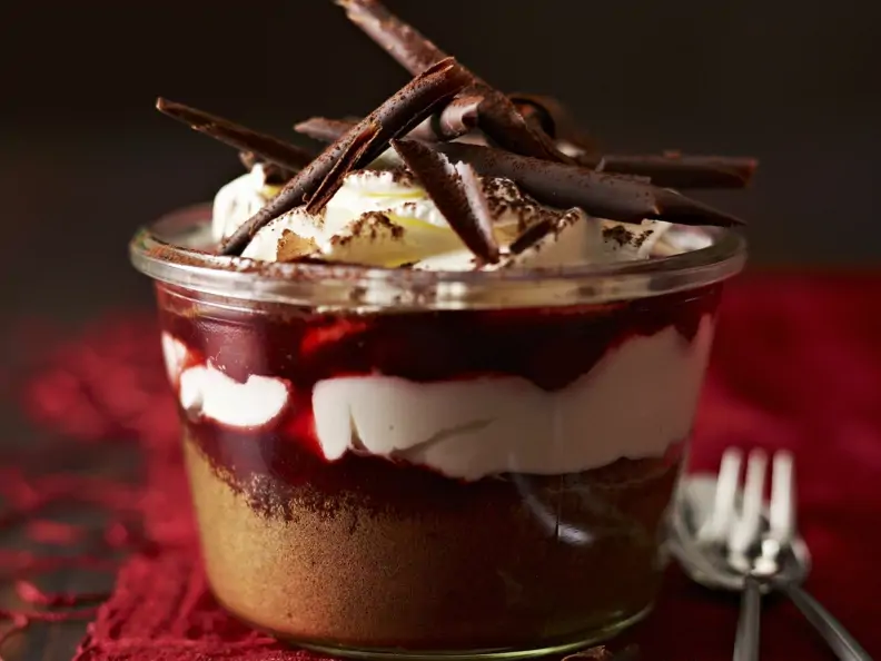 Dessert mit Mousse au Chocolat und Kirschkompott