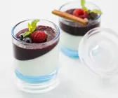 Panna cotta mit Zimt und Beerenmus