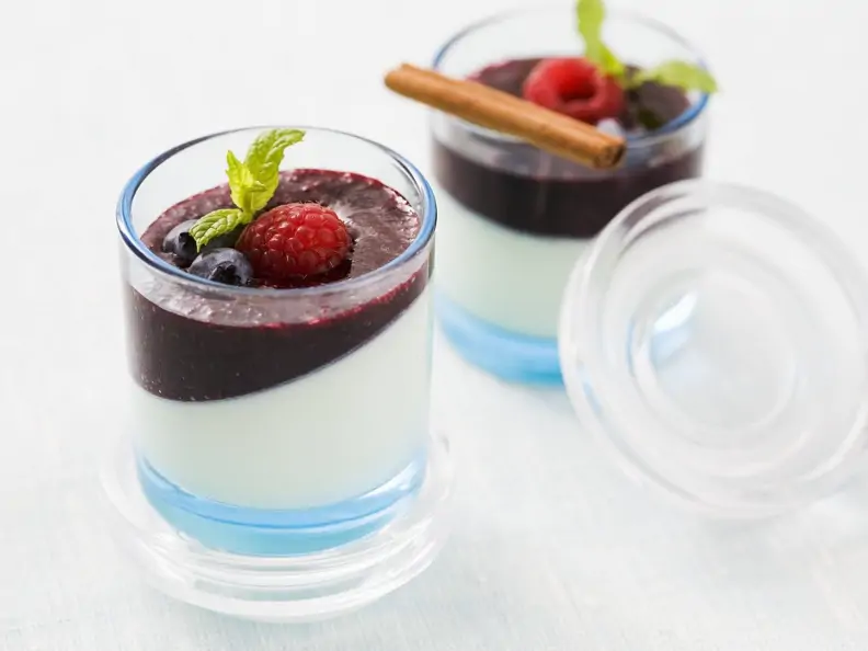 Panna cotta mit Zimt und Beerenmus