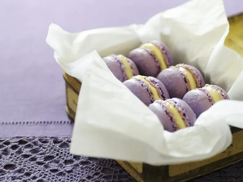 Veilchen-Macarons