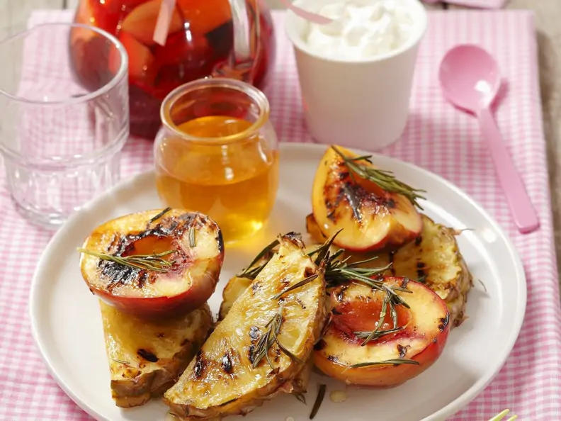 Pfirsiche und Ananas vom Grill
