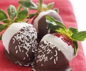 Erdbeeren mit weißer Schokolade und Streuseln