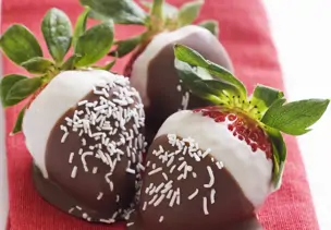 Erdbeeren mit weißer Schokolade und Streuseln