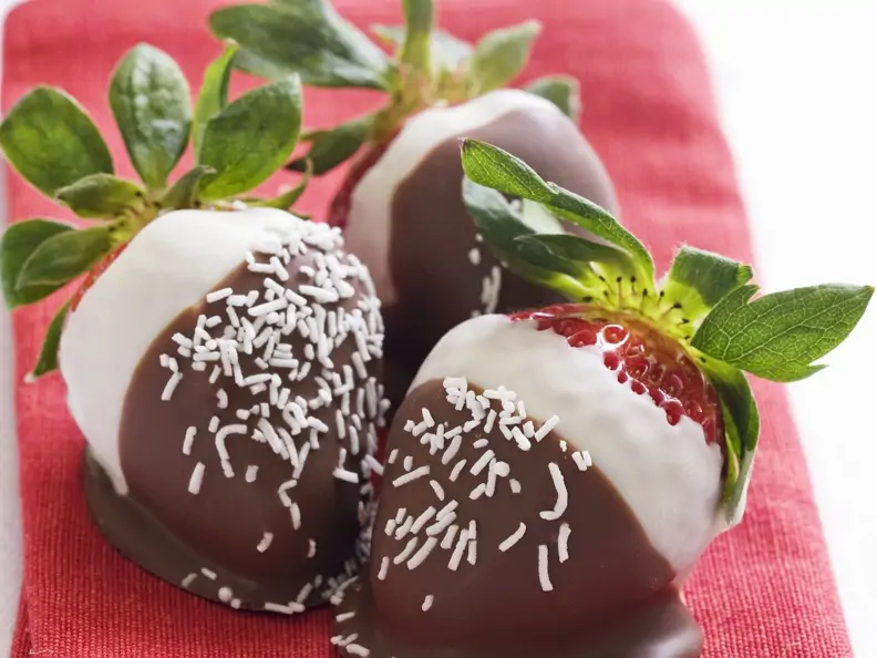 Erdbeeren mit weißer Schokolade und Streuseln