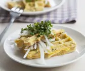 Omelett-Waffel mit Rettich und Kresse