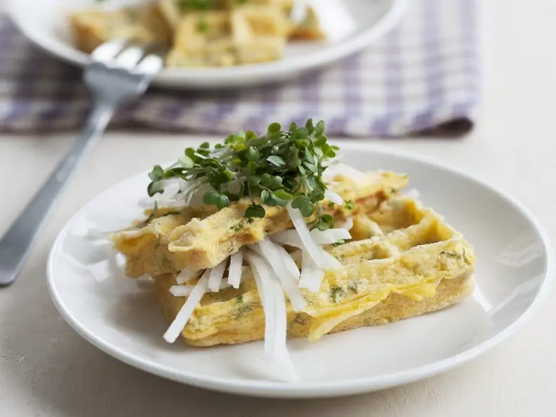 Omelett-Waffel mit Rettich und Kresse