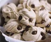 Baiser mit Schokostückchen