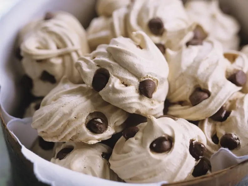 Baiser mit Schokostückchen