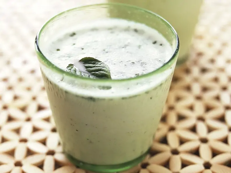 Lassi mit Kräutern