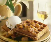 Waffeln mit Vanilleeis und Karamell-Äpfeln