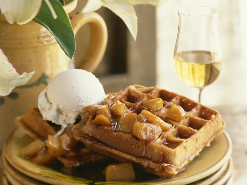 Waffeln mit Vanilleeis und Karamell-Äpfeln