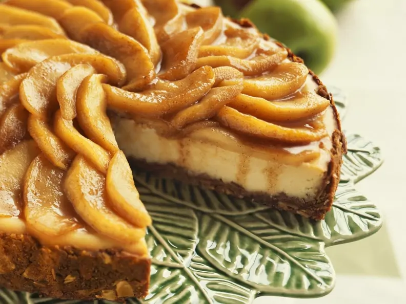 Mandel-Käsekuchen mit Apfelhaube