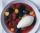 Fruchtkaltschale mit Vanilleeis