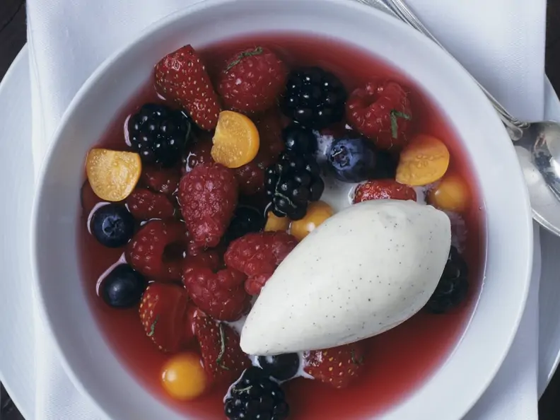 Fruchtkaltschale mit Vanilleeis