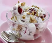 Himbeer-Haferflocken-Dessert mit Sahne