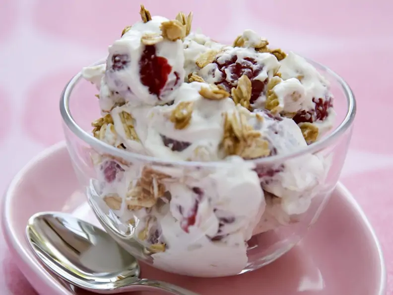 Himbeer-Haferflocken-Dessert mit Sahne