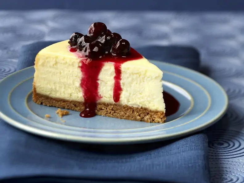 Quarkkuchen mit Blaubeersoße