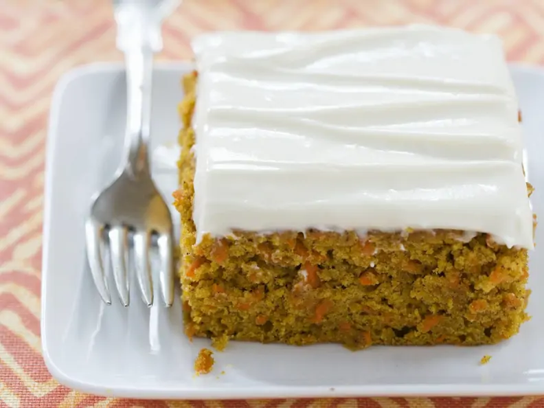 Karottenkuchen mit Frischkäseglasur