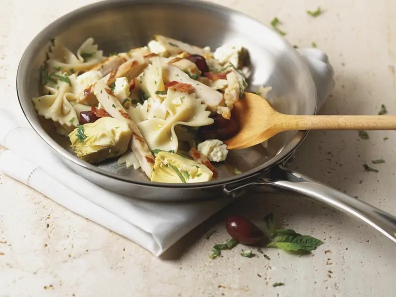 Pasta mit Hähnchen, Artischocke und Schafskäse