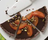 Schokoladentarte mit Sharonfrucht