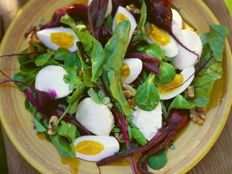 Rote-Bete-Salat mit Eiern und Mozzarella