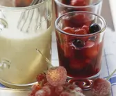 Rote Grütze mit Vanillesoße