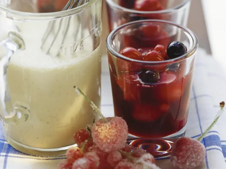 Rote Grütze mit Vanillesoße