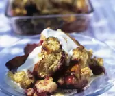Pflaumen-Crumble mit Pinienkernen