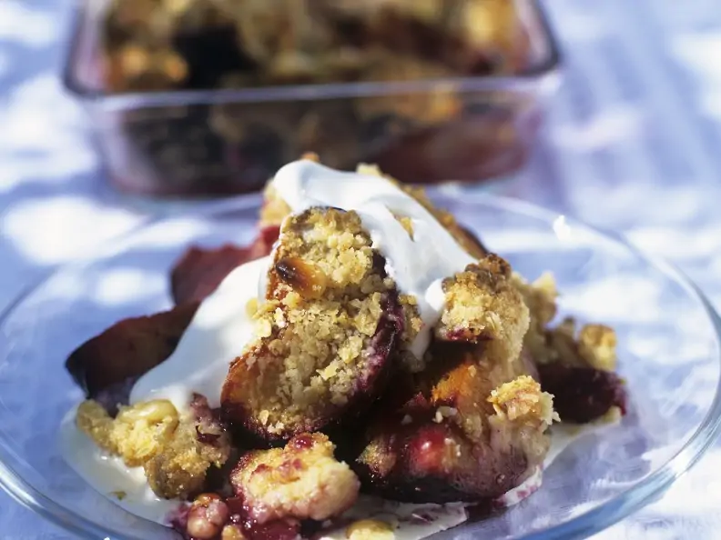 Pflaumen-Crumble mit Pinienkernen