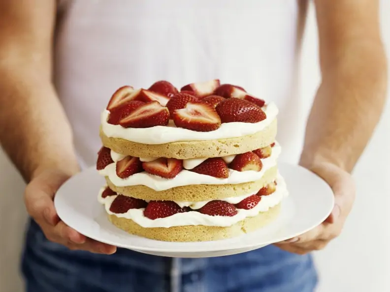 Kleine Erdbeer-Sahne-Torte