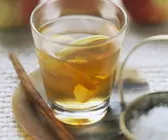 Apfeltee im Glas